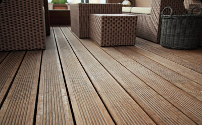 Perline vs. doghe: come scegliere il materiale ideale per i vostri spazi esterni?