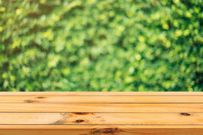 Legno naturale o composito? Pro e contro delle tavole da esterno