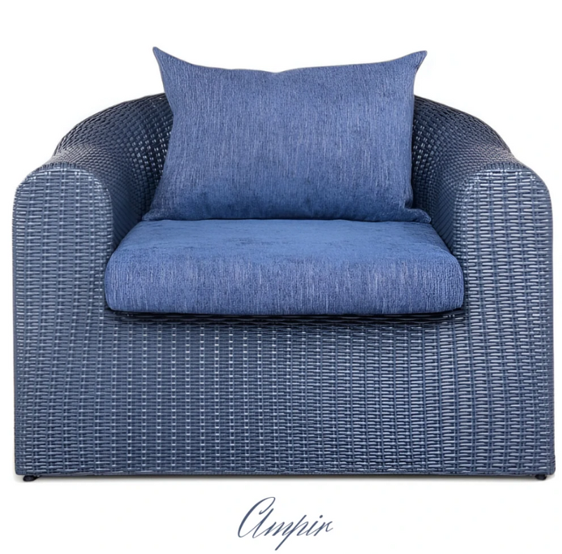 Grande poltrona intrecciata in rattan sintetico AMPIR. Rattan color grafite. Cuscini di colore blu.