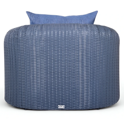 Grande poltrona intrecciata in rattan sintetico AMPIR. Rattan color grafite. Cuscini di colore blu.