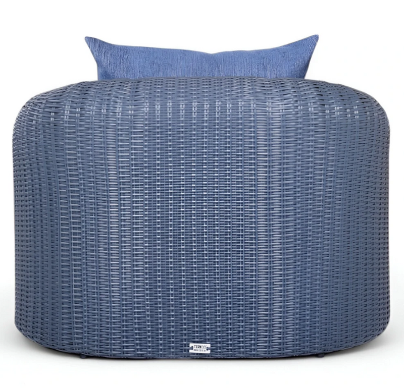 Grande poltrona intrecciata in rattan sintetico AMPIR. Rattan color grafite. Cuscini di colore blu.