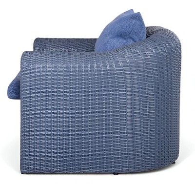 Grande poltrona intrecciata in rattan sintetico AMPIR. Rattan color grafite. Cuscini di colore blu.