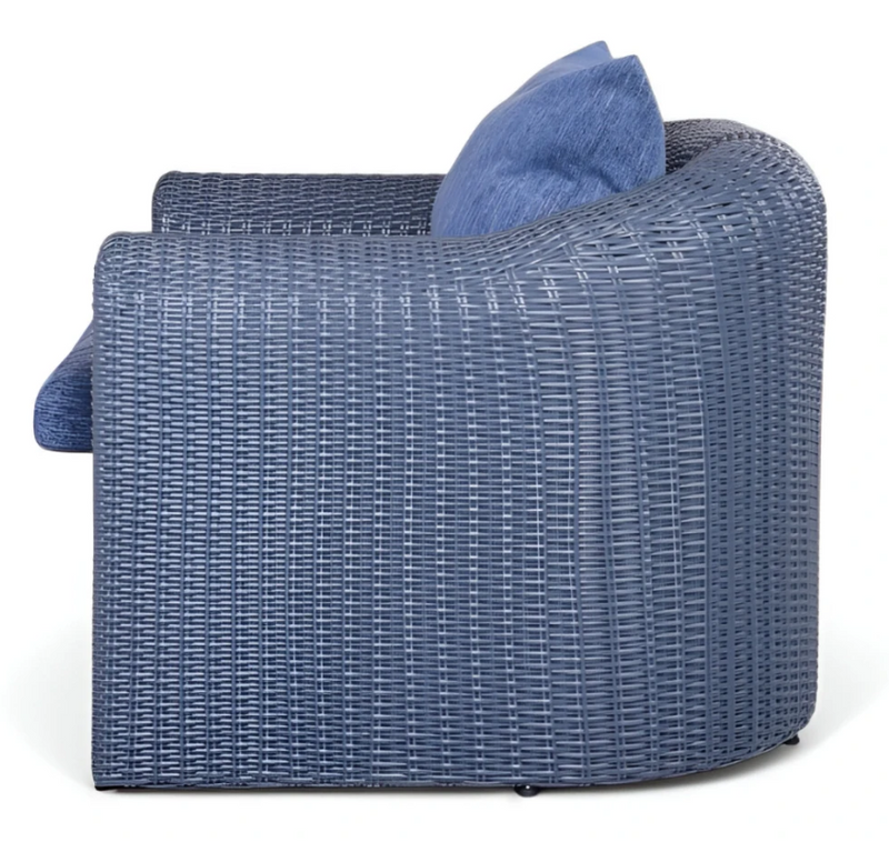 Grande poltrona intrecciata in rattan sintetico AMPIR. Rattan color grafite. Cuscini di colore blu.