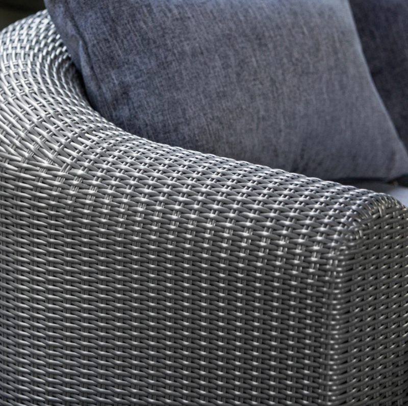 Grande poltrona intrecciata in rattan sintetico AMPIR. Rattan color grafite. Cuscini di colore blu.