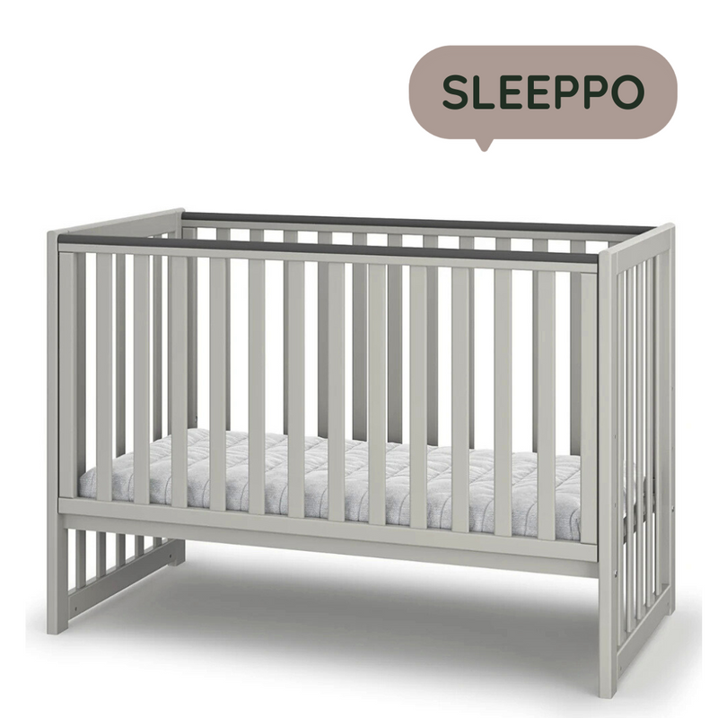Lettino per neonati affiancabile al letto Sleeppo Gekko 120x60. Può essere utilizzata con ruote oppure con meccanismo a dondolo per cullare delicatamente il bambino. Colore cashmere.