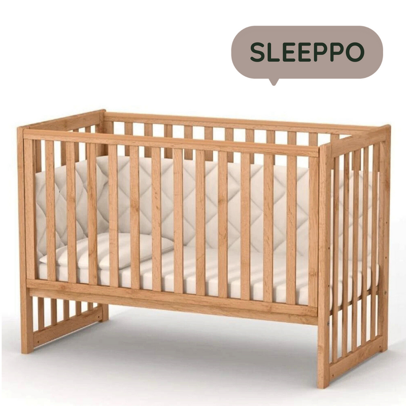 Lettino per neonati affiancabile al letto Sleeppo Gekko 120x60. Può essere utilizzata con ruote oppure con meccanismo a dondolo per cullare delicatamente il bambino. Legno