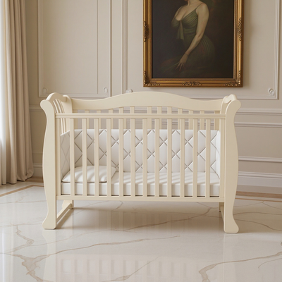 Lettino per neonati affiancabile al letto Robbi Gekko 120×60. Può essere dotato di ruote oppure di un meccanismo a dondolo per cullare il bambino. Colore: vanilia latte