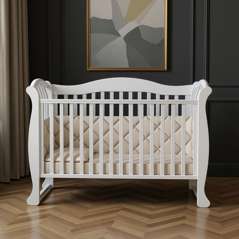 Lettino per neonati affiancabile al letto Robbi Gekko 120×60. Può essere dotato di ruote oppure di un meccanismo a dondolo per cullare il bambino. Colore: bianco