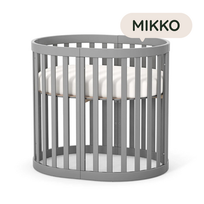 Lettino rotondo per neonati affiancabile al letto Mikko Gekko 140x70. Crescente – disponibile la funzione di trasformazione. Può essere dotata di ruote oppure di meccanismo a dondolo per cullare il bambino. Colore grigio