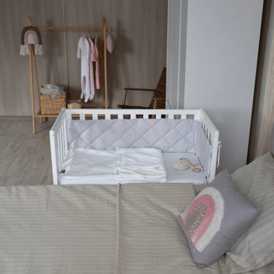 Mini lettino affiancato per bambini Lizzi Gekko Kids 90x45. Con materasso e set di biancheria da letto.