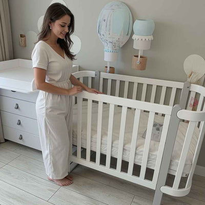 Lettino affiancabile al letto Zukko Gekko Kids. Evolutivo – Culla e lettino 2 in 1. Colore bianco-grigio.