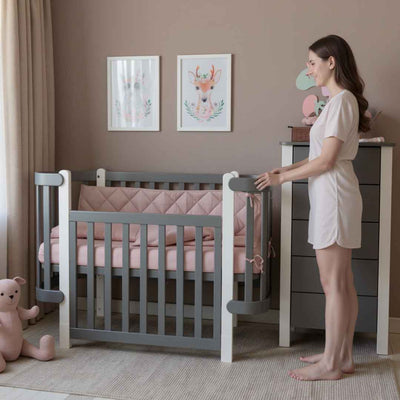 Lettino affiancabile al letto Zukko Gekko Kids. Evolutivo – Culla e lettino 2 in 1. Colore grigio-bianco.