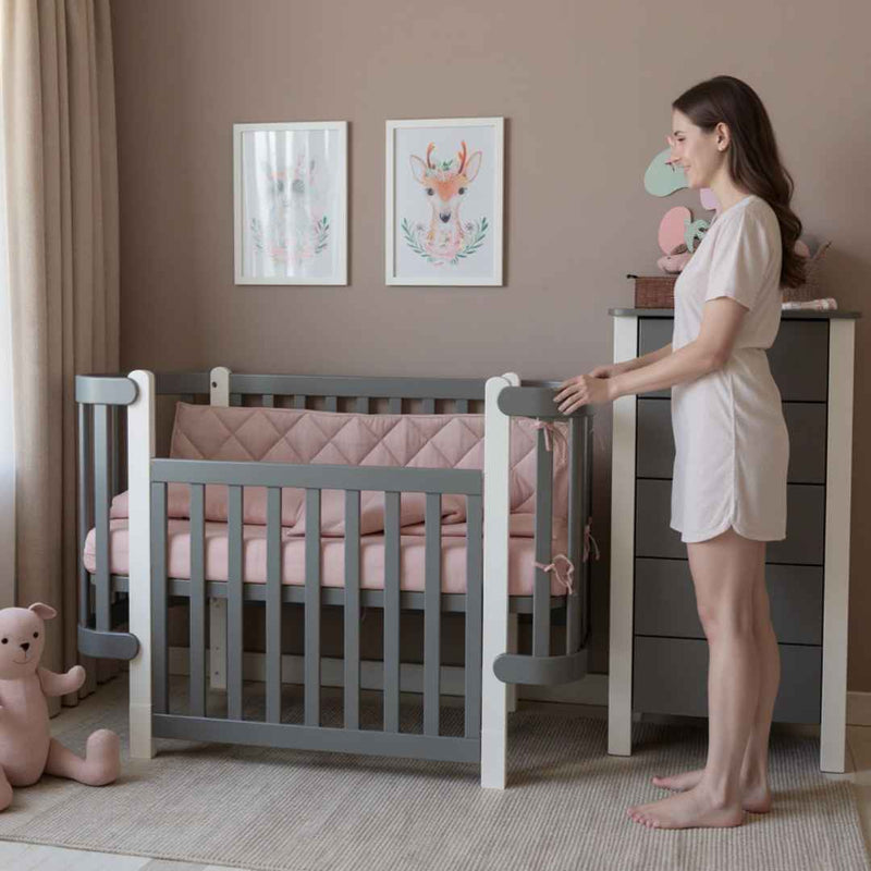 Lettino affiancabile al letto Zukko Gekko Kids. Evolutivo – Culla e lettino 2 in 1. Colore grigio-bianco.