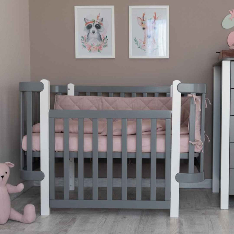 Lettino affiancabile al letto Zukko Gekko Kids. Evolutivo – Culla e lettino 2 in 1. Colore grigio-bianco.