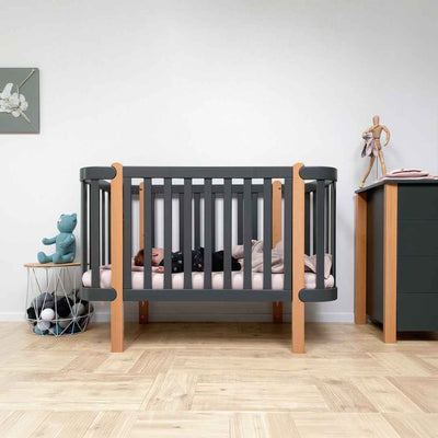Lettino affiancabile al letto Zukko Gekko Kids. Evolutivo – Culla e lettino 2 in 1. Colore graphite-legno naturale.