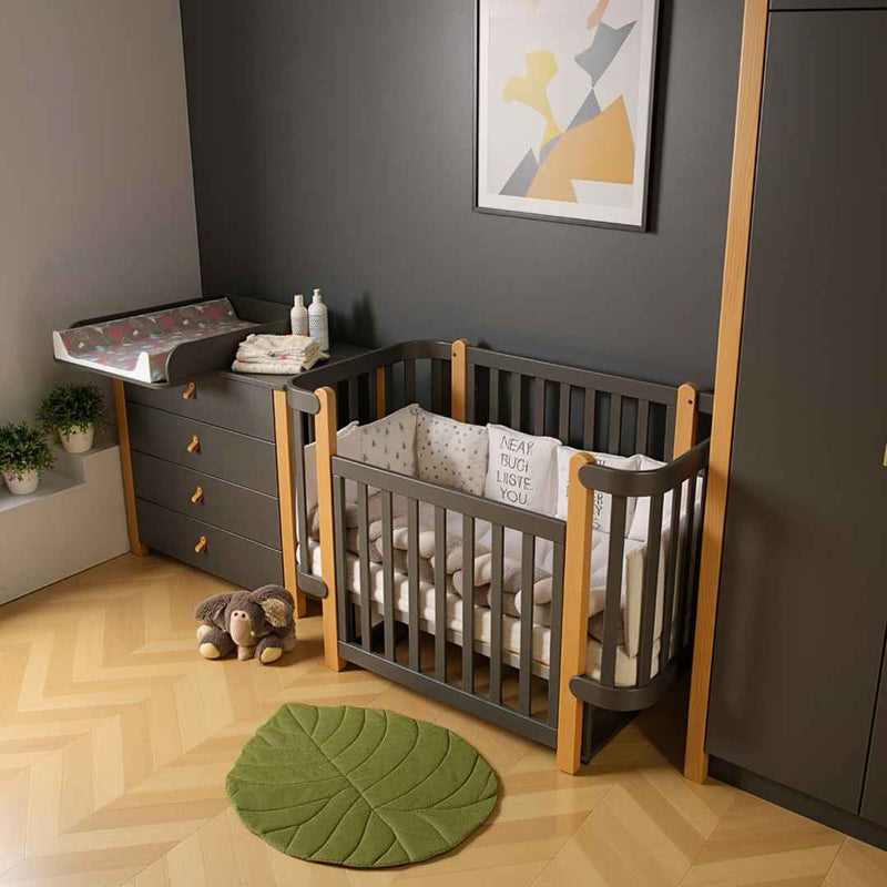 Lettino affiancabile al letto Zukko Gekko Kids. Evolutivo – Culla e lettino 2 in 1. Colore graphite-legno naturale.