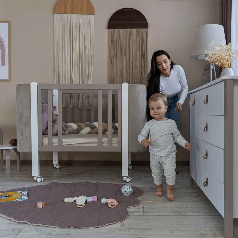 Lettino affiancabile al letto Zukko Soft Gekko. Evolutivo – Culla e lettino 2 in 1. Colore beige–bianco.