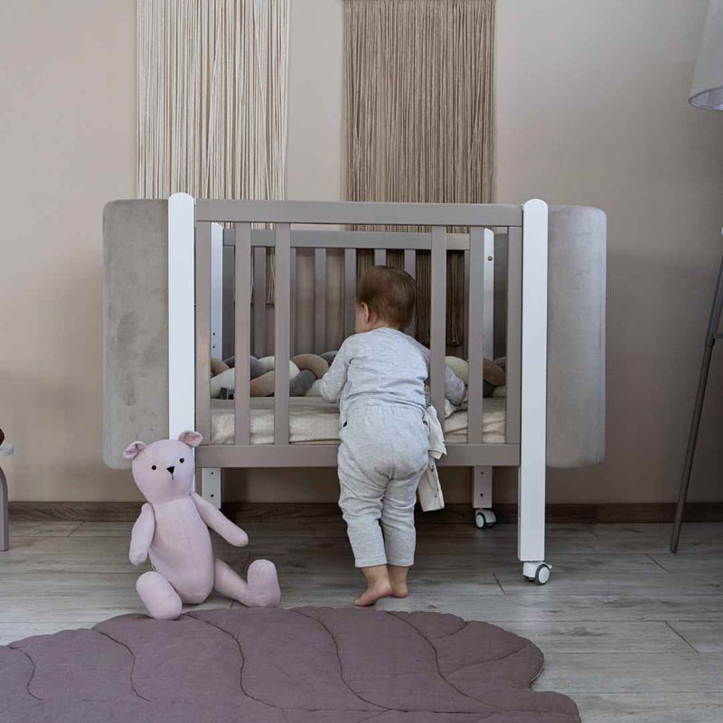 Lettino affiancabile al letto Zukko Soft Gekko. Evolutivo – Culla e lettino 2 in 1. Colore beige–bianco.