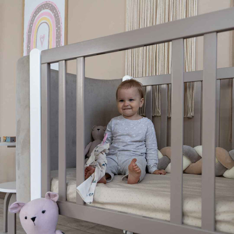 Lettino affiancabile al letto Zukko Soft Gekko. Evolutivo – Culla e lettino 2 in 1. Colore beige–bianco.