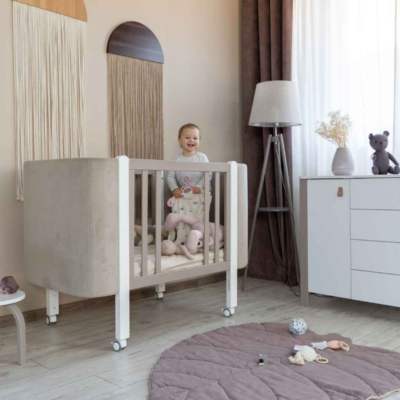 Lettino affiancabile al letto Zukko Soft Gekko. Evolutivo – Culla e lettino 2 in 1. Colore beige–bianco.