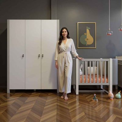 Lettino affiancabile al letto Zukko Soft Gekko. Evolutivo – Culla e lettino 2 in 1. Colore grigio–bianco.
