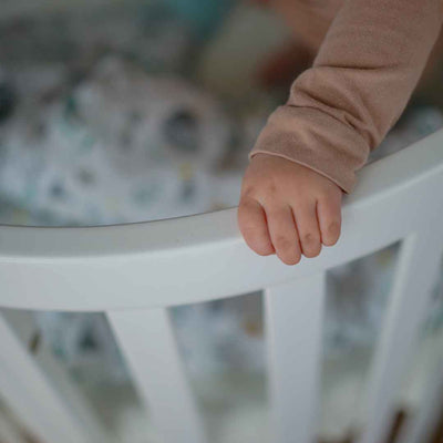 Culla per neonati ovalizzata evolutiva per bambini Mikko Gekko Kids 90×70 cm. Colore bianco.