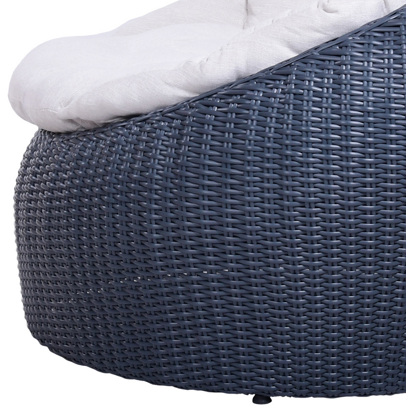 Grande poltrona in rattan sintetico PANDORA. Rattan di colore grafite. Cuscini di colore grigio.
