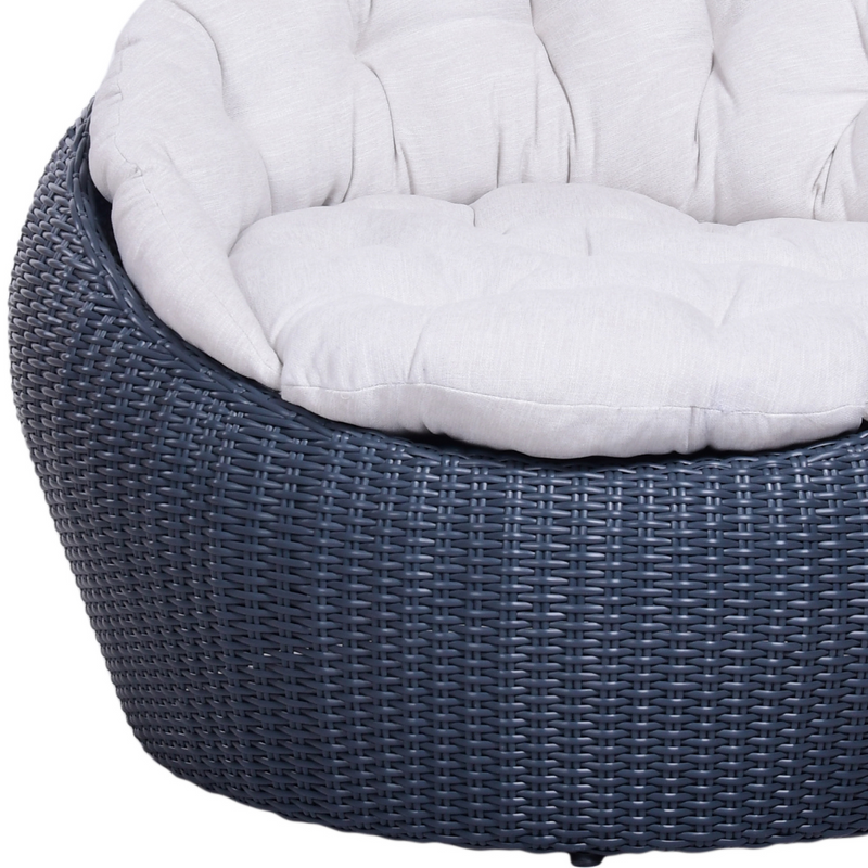 Grande poltrona in rattan sintetico PANDORA. Rattan di colore grafite. Cuscini di colore grigio.