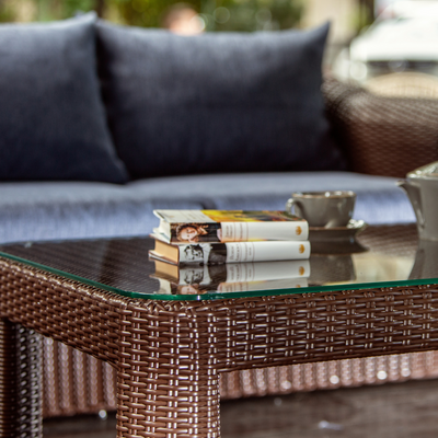 Tavolino da giardino in rattan sintetico con piano in vetro temperato AMPIR Terico. 140×70×45 cm. Colore: marrone