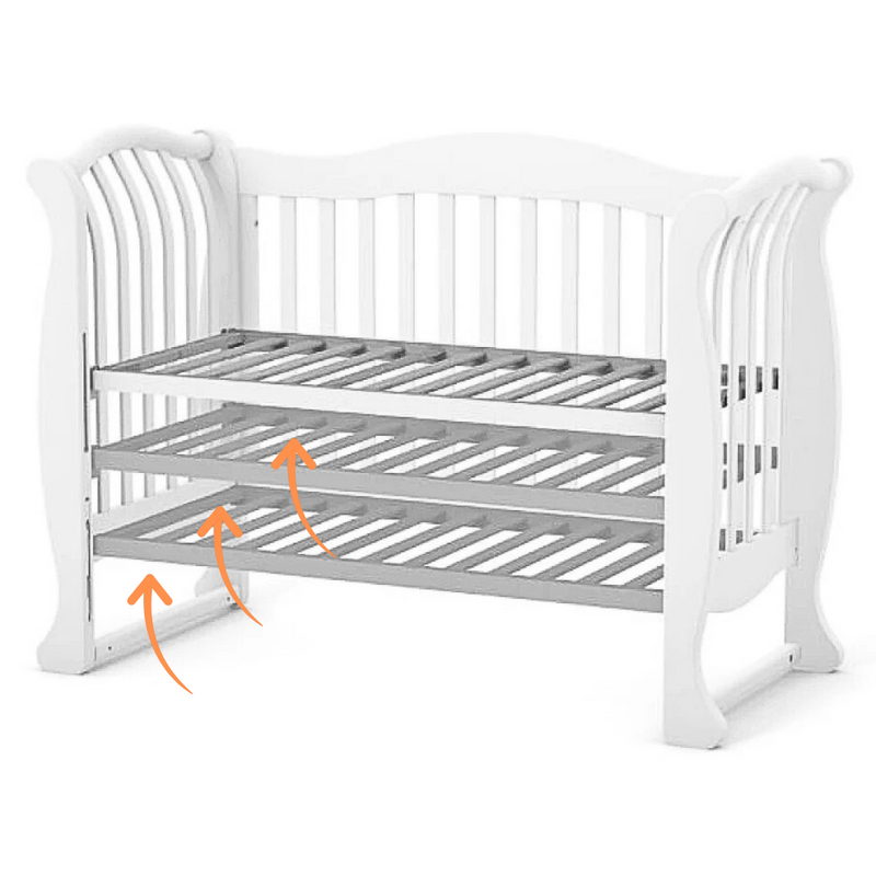 Lettino per neonati affiancabile al letto Robbi Gekko 120×60. Può essere dotato di ruote oppure di un meccanismo a dondolo per cullare il bambino. Colore: bianco