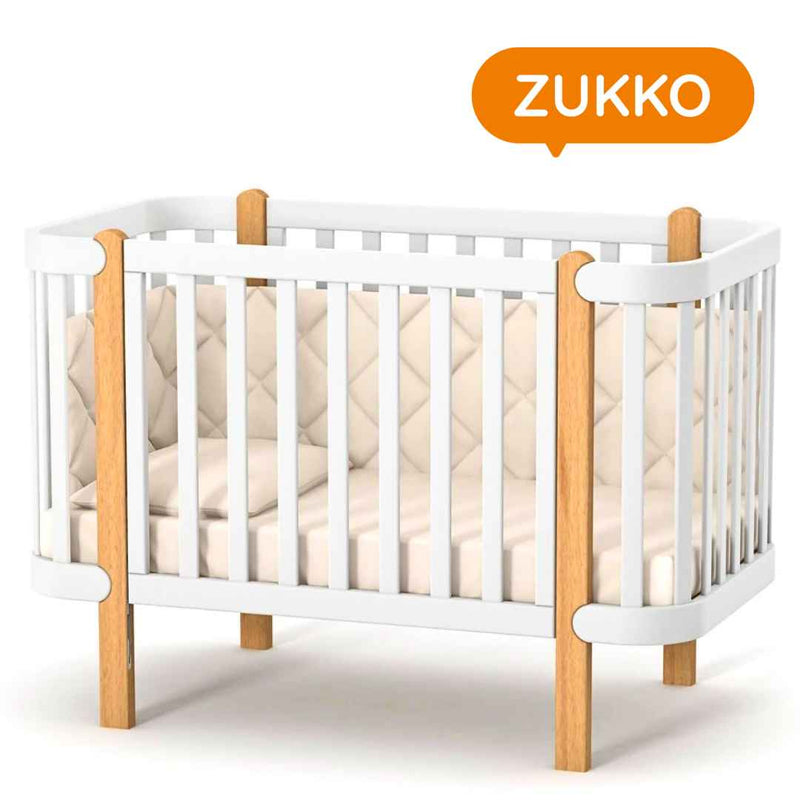 Lettino affiancabile per neonati Zukko Gekko 120x60. Evolutivo – con funzione di trasformazione disponibile. Può essere dotato di ruote o di meccanismo a dondolo per la nanna. Colore: Bianco – Faggio Naturale.