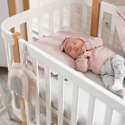 Lettino affiancabile per neonati Zukko Gekko 120x60. Evolutivo – con funzione di trasformazione disponibile. Può essere dotato di ruote o di meccanismo a dondolo per la nanna. Colore: Bianco – Faggio Naturale.