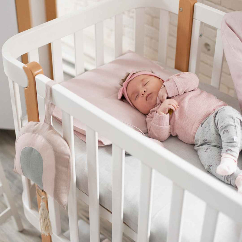 Lettino affiancabile per neonati Zukko Gekko 120x60. Evolutivo – con funzione di trasformazione disponibile. Può essere dotato di ruote o di meccanismo a dondolo per la nanna. Colore: Bianco – Faggio Naturale.