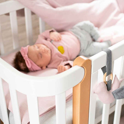 Lettino affiancabile per neonati Zukko Gekko 120x60. Evolutivo – con funzione di trasformazione disponibile. Può essere dotato di ruote o di meccanismo a dondolo per la nanna. Colore: Bianco – Faggio Naturale.