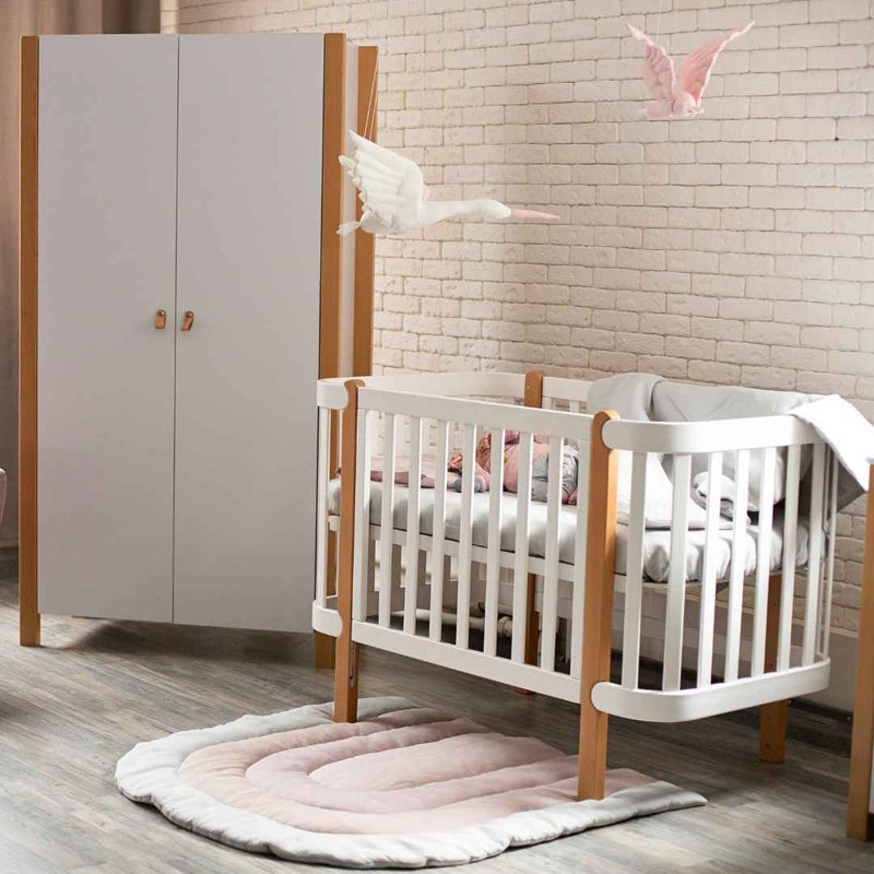 Lettino affiancabile per neonati Zukko Gekko 120x60. Evolutivo – con funzione di trasformazione disponibile. Può essere dotato di ruote o di meccanismo a dondolo per la nanna. Colore: Bianco – Faggio Naturale.