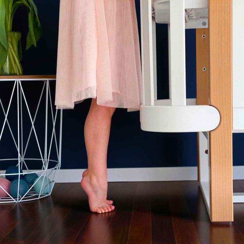 Lettino affiancabile per neonati Zukko Gekko 120x60. Evolutivo – con funzione di trasformazione disponibile. Può essere dotato di ruote o di meccanismo a dondolo per la nanna. Colore: Bianco – Faggio Naturale.