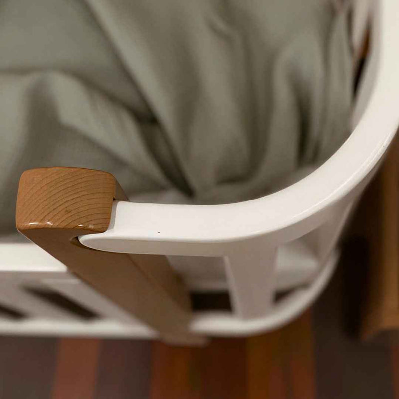 Lettino affiancabile per neonati Zukko Gekko 120x60. Evolutivo – con funzione di trasformazione disponibile. Può essere dotato di ruote o di meccanismo a dondolo per la nanna. Colore: Bianco – Faggio Naturale.