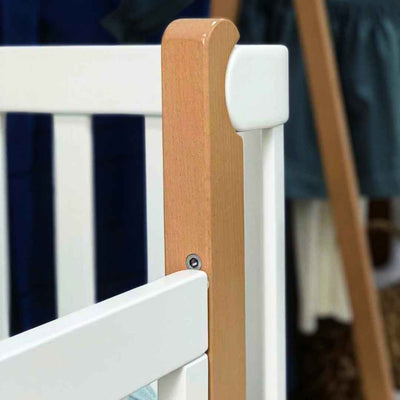 Lettino affiancabile per neonati Zukko Gekko 120x60. Evolutivo – con funzione di trasformazione disponibile. Può essere dotato di ruote o di meccanismo a dondolo per la nanna. Colore: Bianco – Faggio Naturale.