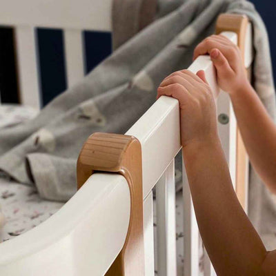 Lettino affiancabile per neonati Zukko Gekko 120x60. Evolutivo – con funzione di trasformazione disponibile. Può essere dotato di ruote o di meccanismo a dondolo per la nanna. Colore: Bianco – Faggio Naturale.