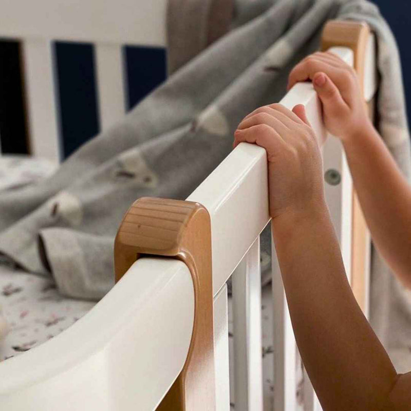 Lettino affiancabile per neonati Zukko Gekko 120x60. Evolutivo – con funzione di trasformazione disponibile. Può essere dotato di ruote o di meccanismo a dondolo per la nanna. Colore: Bianco – Faggio Naturale.