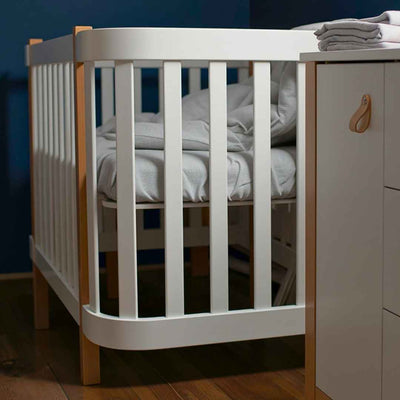 Lettino affiancabile per neonati Zukko Gekko 120x60. Evolutivo – con funzione di trasformazione disponibile. Può essere dotato di ruote o di meccanismo a dondolo per la nanna. Colore: Bianco – Faggio Naturale.