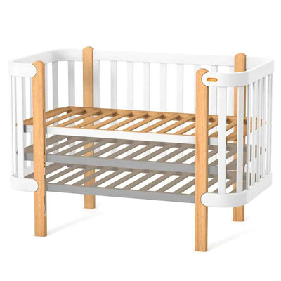 Lettino affiancabile per neonati Zukko Gekko 120x60. Evolutivo – con funzione di trasformazione disponibile. Può essere dotato di ruote o di meccanismo a dondolo per la nanna. Colore: Bianco – Faggio Naturale.