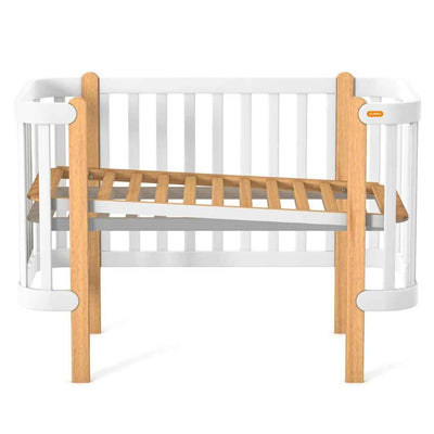 Lettino affiancabile per neonati Zukko Gekko 120x60. Evolutivo – con funzione di trasformazione disponibile. Può essere dotato di ruote o di meccanismo a dondolo per la nanna. Colore: Bianco – Faggio Naturale.