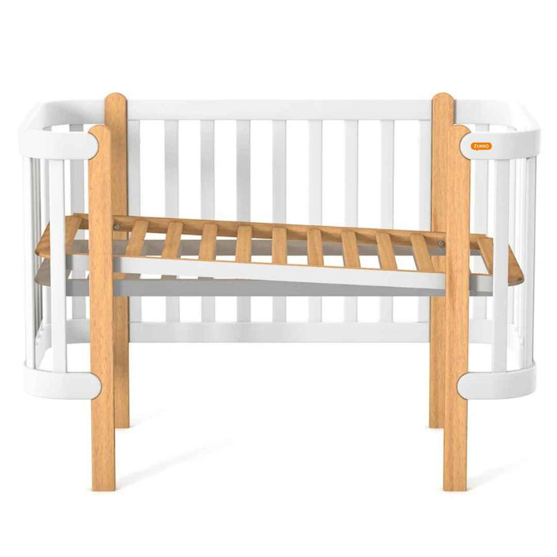 Lettino affiancabile per neonati Zukko Gekko 120x60. Evolutivo – con funzione di trasformazione disponibile. Può essere dotato di ruote o di meccanismo a dondolo per la nanna. Colore: Bianco – Faggio Naturale.