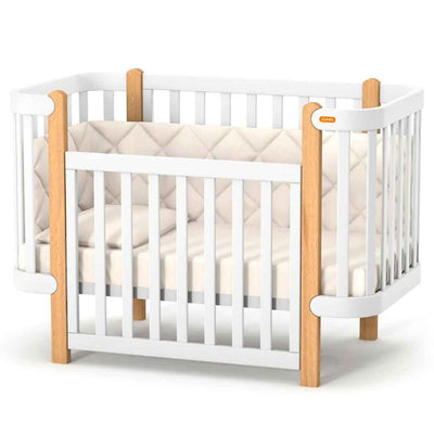 Lettino affiancabile per neonati Zukko Gekko 120x60. Evolutivo – con funzione di trasformazione disponibile. Può essere dotato di ruote o di meccanismo a dondolo per la nanna. Colore: Bianco – Faggio Naturale.