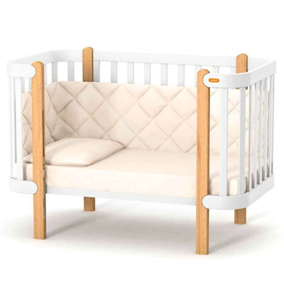 Lettino affiancabile per neonati Zukko Gekko 120x60. Evolutivo – con funzione di trasformazione disponibile. Può essere dotato di ruote o di meccanismo a dondolo per la nanna. Colore: Bianco – Faggio Naturale.