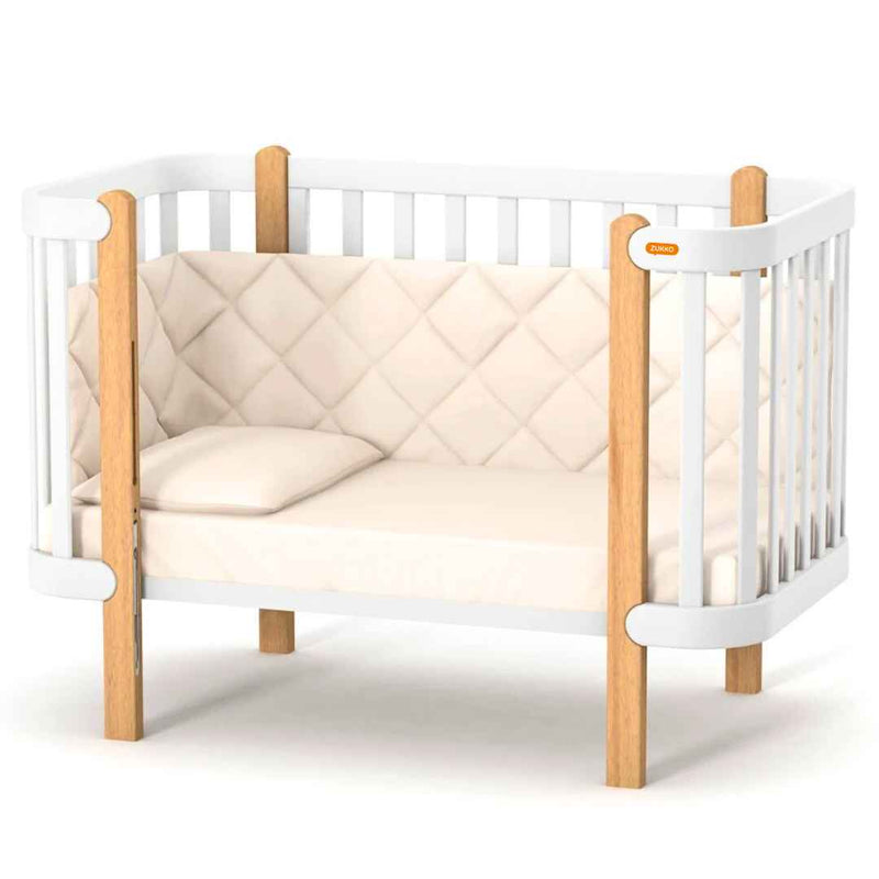 Lettino affiancabile per neonati Zukko Gekko 120x60. Evolutivo – con funzione di trasformazione disponibile. Può essere dotato di ruote o di meccanismo a dondolo per la nanna. Colore: Bianco – Faggio Naturale.