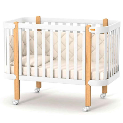 Lettino affiancabile per neonati Zukko Gekko 120x60. Evolutivo – con funzione di trasformazione disponibile. Può essere dotato di ruote o di meccanismo a dondolo per la nanna. Colore: Bianco – Faggio Naturale.