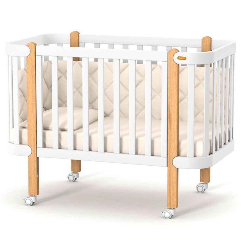 Lettino affiancabile per neonati Zukko Gekko 120x60. Evolutivo – con funzione di trasformazione disponibile. Può essere dotato di ruote o di meccanismo a dondolo per la nanna. Colore: Bianco – Faggio Naturale.