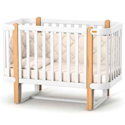 Lettino affiancabile per neonati Zukko Gekko 120x60. Evolutivo – con funzione di trasformazione disponibile. Può essere dotato di ruote o di meccanismo a dondolo per la nanna. Colore: Bianco – Faggio Naturale.